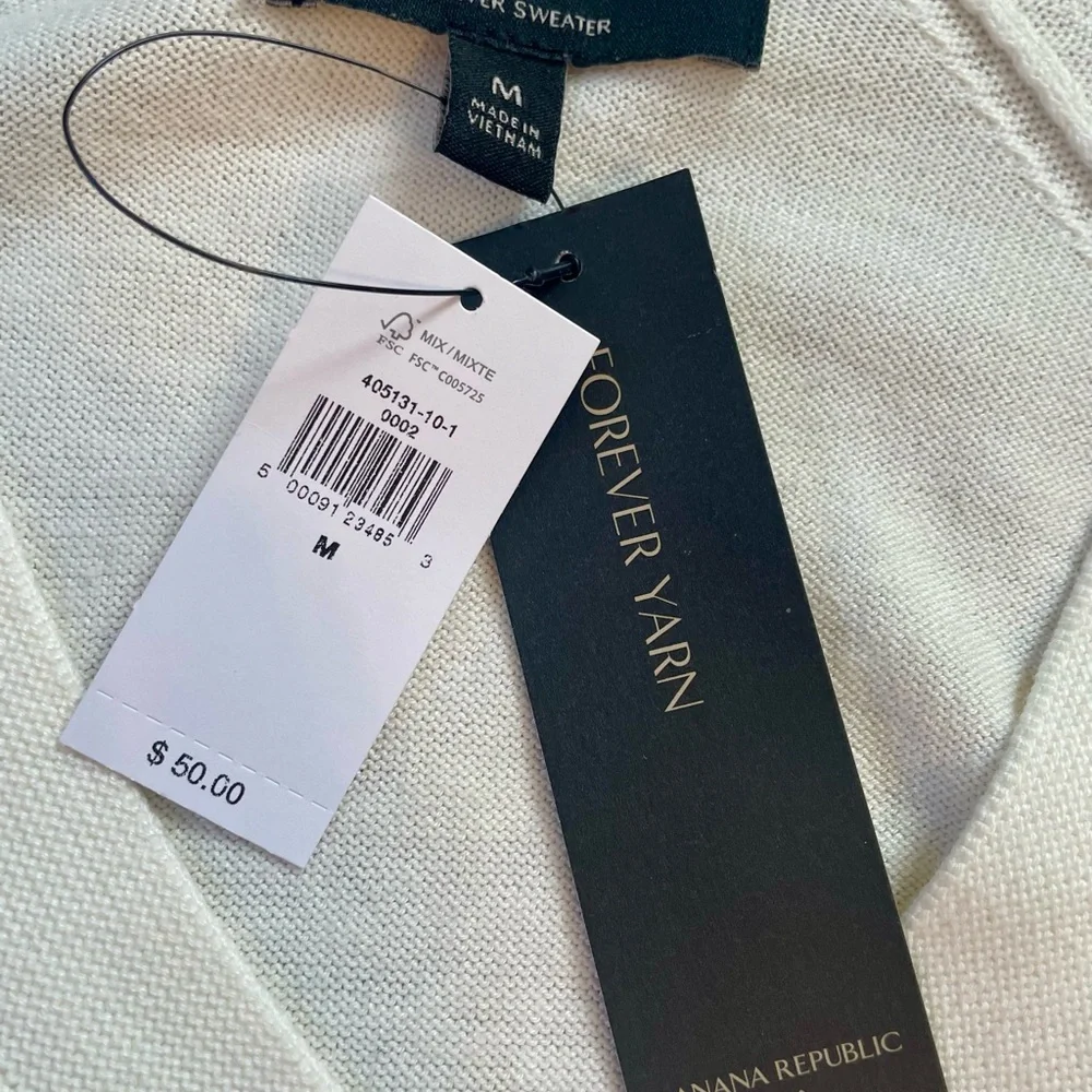 Women's NWT Cream V neck lightweight sweater from Banana Republic
Sz Medium - Picture 2 of 4